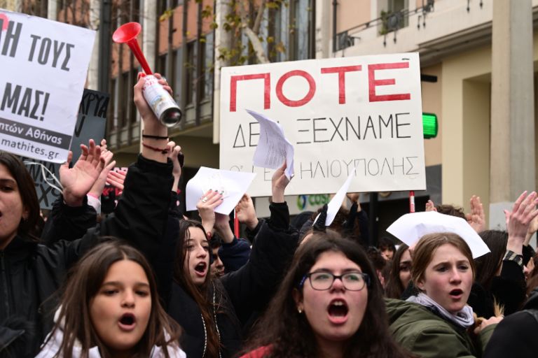 Σε εξέλιξη το πανεκπαιδευτικό συλλαλητήριο για τα Τέμπη στα Προπύλαια [pics,vid]