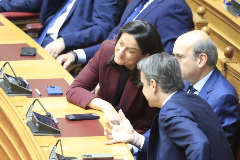 Πρόεδρος της Δημοκρατίας: Δείτε εικόνες από τα “πηγαδάκια” που στήθηκαν στη Βουλή [pics]