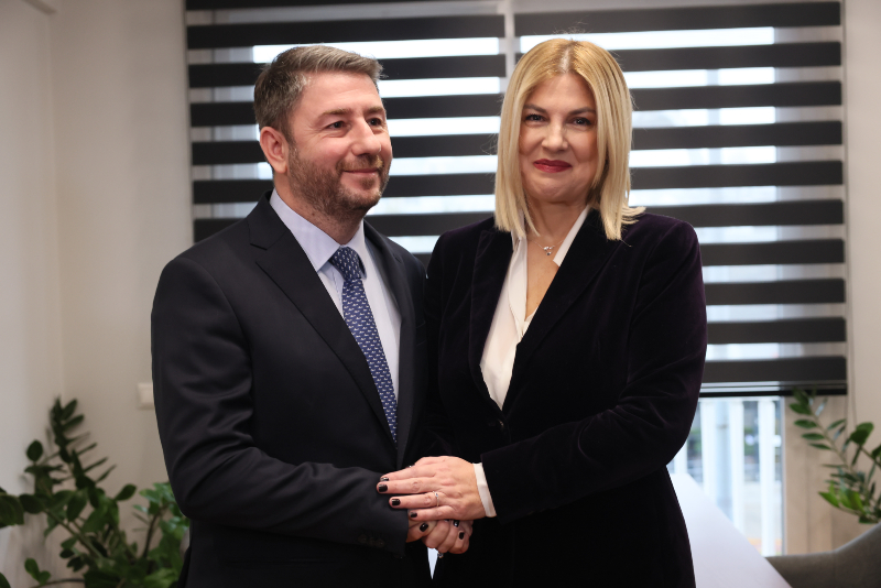 ΠΑΣΟΚ: Με «μεταγραφές» βουλευτών επιχειρεί να δημιουργήσει «φρένα» στη δημοσκοπική πτώση