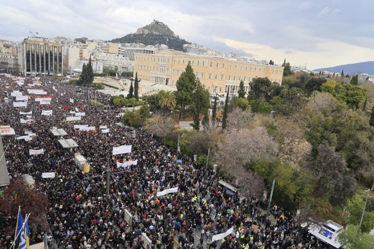 Συλλαλητήρια για τα Τέμπη: Πλήθος κόσμου στο κέντρο για τα δύο χρόνια από τα Τέμπη [pics]