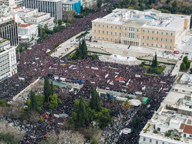«Ποτάμι» κόσμου στην πλατεία Συντάγματος – Σύσσωμη όλη η Ελλάδα στο συλλαλητήριο [pics,vid]