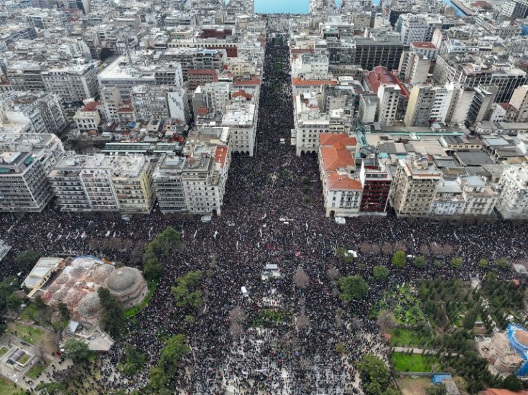Τέμπη: Ολοκληρώθηκε η μεγάλη συγκέντρωση στη Θεσσαλονίκη – Οκτώ προσαγωγές [vid,pics]