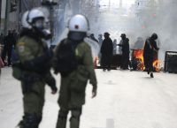 Επιστρέφει κόσμος στο συλλαλητήριο στο Σύνταγμα -Ξέσπασαν νέα επεισόδια Επιστρέφει κόσμος στο συλλαλητήριο στο Σύνταγμα -Ξέσπασαν νέα επεισόδια