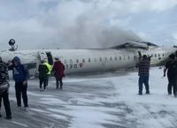 Τορόντο: Αεροπλάνο με 80 επιβάτες αναποδογύρισε και συνετρίβη στην προσγείωση Τορόντο: Αεροπλάνο με 80 επιβάτες αναποδογύρισε και συνετρίβη στην προσγείωση