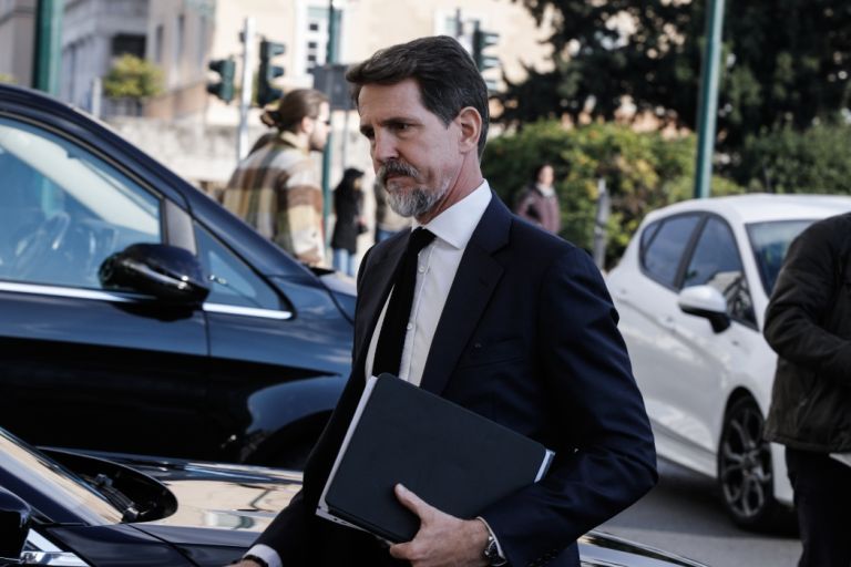 Ο Παύλος Ντε Γκρες χορεύει ζεϊμπέκικο και ο Αντώνης Ρέμος του χτυπά παλαμάκια [vid]