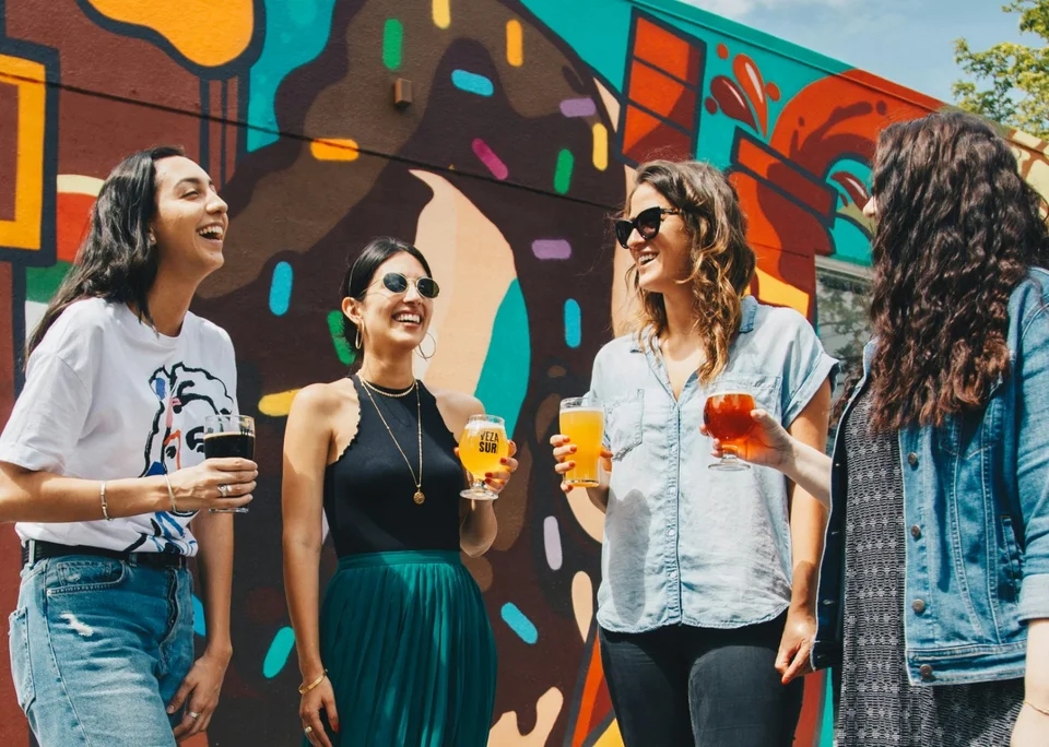 «Girlhood FOMO»: Τι είναι το μοναχικό «φαινόμενο» που αντιμετωπίζουν πολλές γυναίκες στα 30 τους