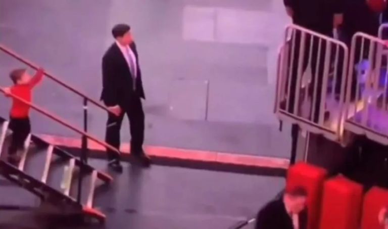 Έλον Μασκ: Viral το βίντεο που τον δείχνει να ξεχνά τον… 4χρονο γιο του στις σκάλες [vid]