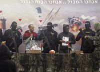 Οι δύο πρώτοι όμηροι παραδόθηκαν στον ισραηλινό στρατό με επίδειξη σε εξέδρα από κουκουλοφόρους της Χαμάς