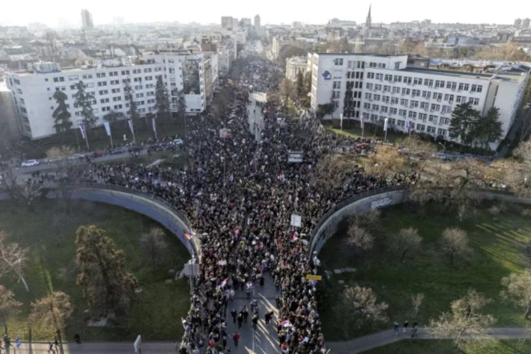 Παραμένουν στη γέφυρα του Δούναβη στο Νόβι Σαντ οι φοιτητές της Σερβίας – Συνεχίζονται οι διαδηλώσεις