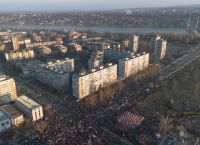 Σερβία: Δεκάδες χιλιάδες διαδηλώνουν στο Νόβι Σαντ – Απέκλεισαν τρεις γέφυρες στον Δούναβη