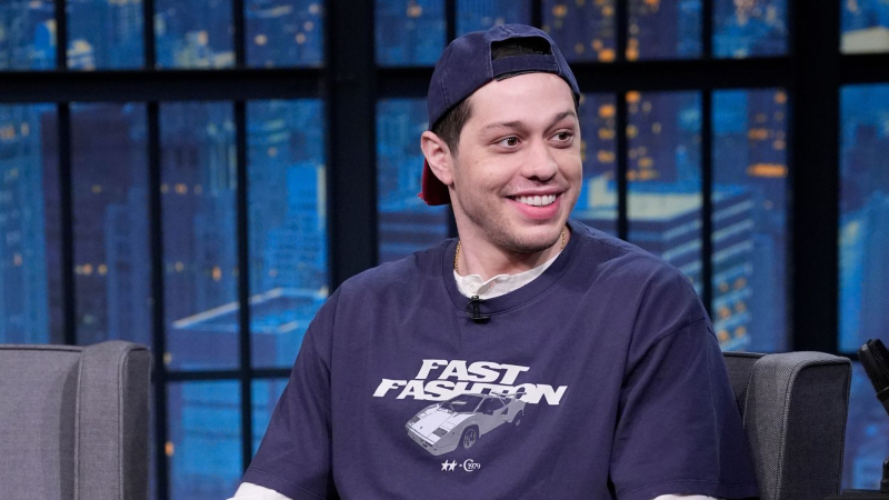 SNL50: Ο Πιτ Ντέιβιντσον δείχνει τα τατουάζ του καθώς γδύνεται για τη Λαρέιν Νιούμαν
