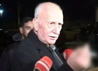 Γιώργος Παπαδάκης: Η αντίδρασή του μπροστά στις κάμερες – “Είστε σοβαροί που θέλετε δηλώσεις;”