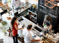 ΕΛΣΤΑΤ: Κατά 9,2% αυξήθηκε ο τζίρος καταλυμάτων το 2024 – Στο 2,4% η άνοδος στην εστίαση