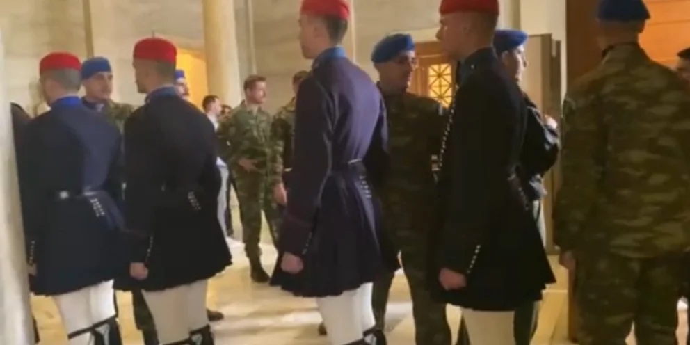 Episodes in Syntagma: Members of the Presidential Guard took refuge in the Parliament to protect themselves