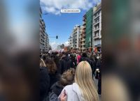 Η Ιωάννα Τούνη στο συλλαλητήριο για τα Τέμπη στη Θεσσαλονίκη – Αγκαλιά με τον γιο της, Πάρη