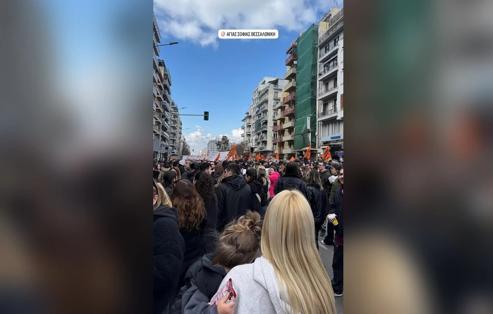 Η Ιωάννα Τούνη στο συλλαλητήριο για τα Τέμπη στη Θεσσαλονίκη – Αγκαλιά με τον γιο της, Πάρη
