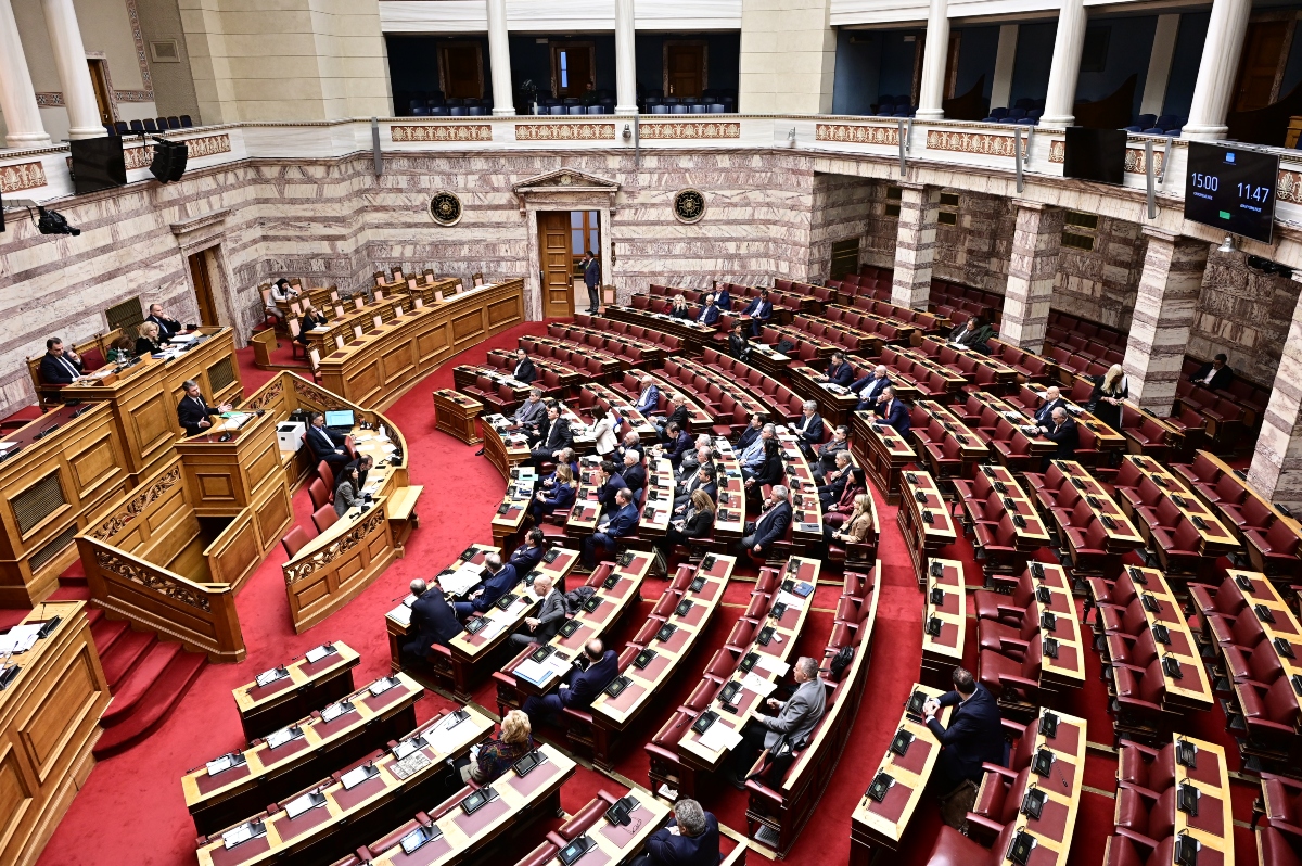 Parliament observes minute of silence for Tempe train crash victims