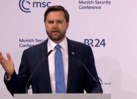 Εμβρόντητη η Ευρώπη από τα μαθήματα δημοκρατίας του Βανς