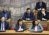 Βουλή: Ενός λεπτού σιγή στην Ολομέλεια για τα θύματα των Τεμπών