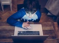 Συναγερμός στη Βρετανία: Στο στόχαστρο εργαλεία τεχνητής νοημοσύνης για παιδική πορνογραφία