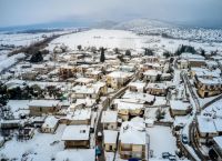 Τσικνοπέμπτη με χιονοπτώσεις και τσουχτερό κρύο