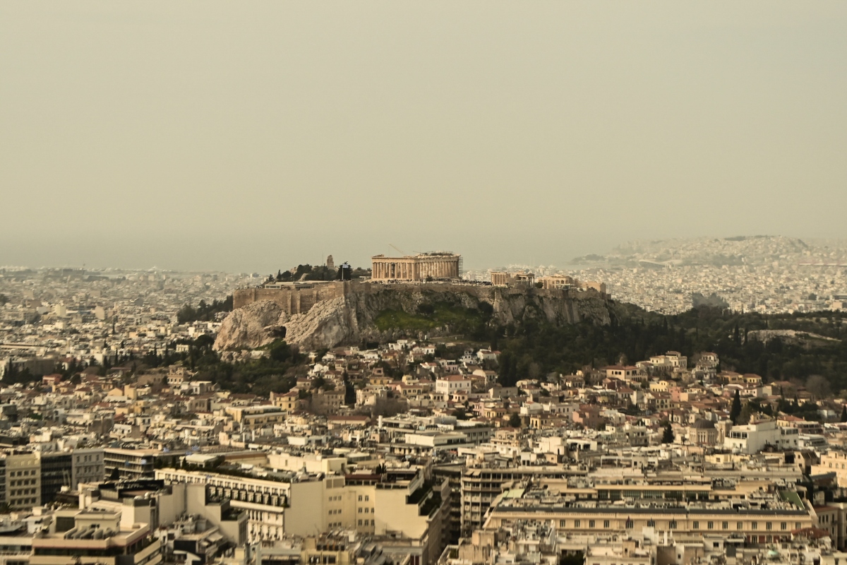 Καιρός: Αποπνικτικό κοκτέιλ ζέστης και αφρικανικής σκόνης σήμερα