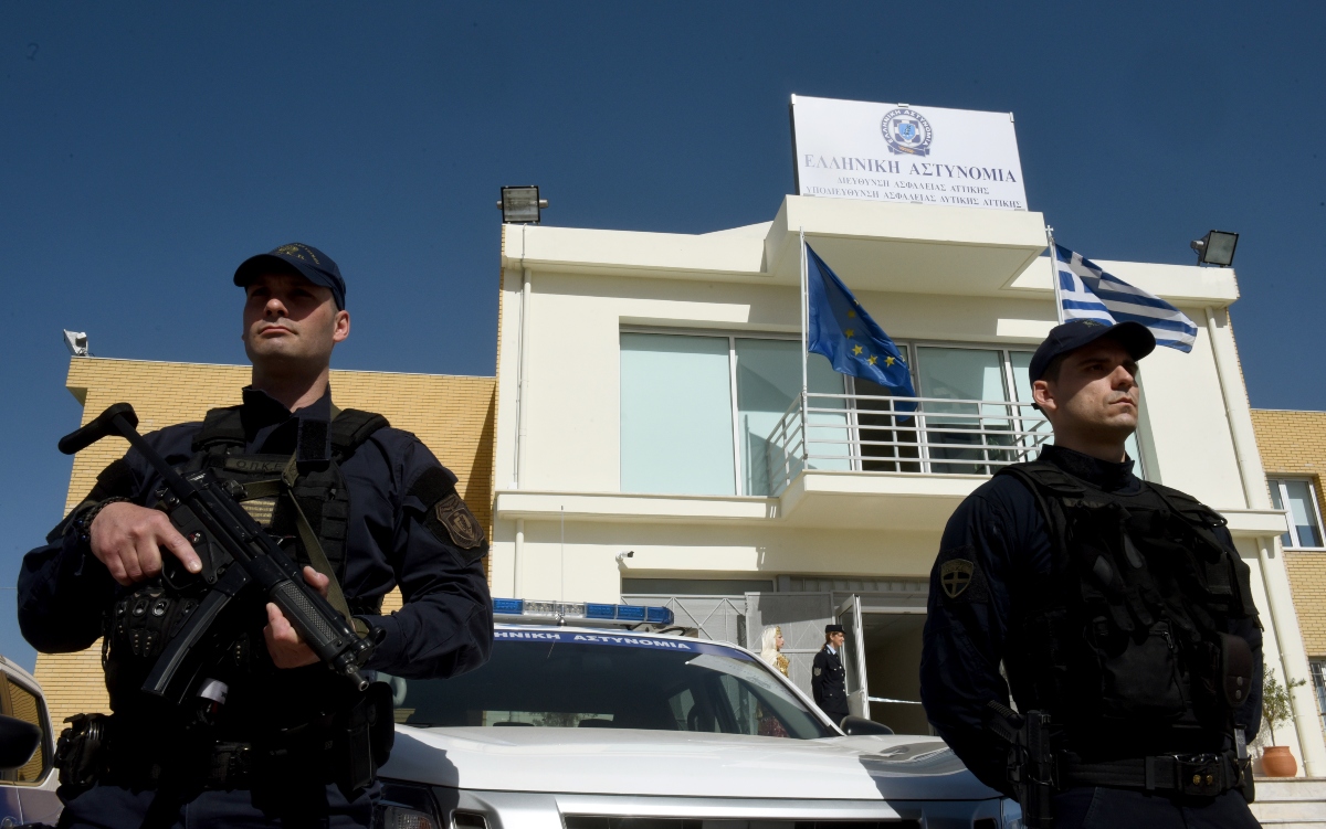 Νέο χτύπημα της ΕΛ.ΑΣ. στο οργανωμένο έγκλημα: Λαθραία τσιγάρα, Ντουμπάι και οι δολοφονίες στην Greek Mafia