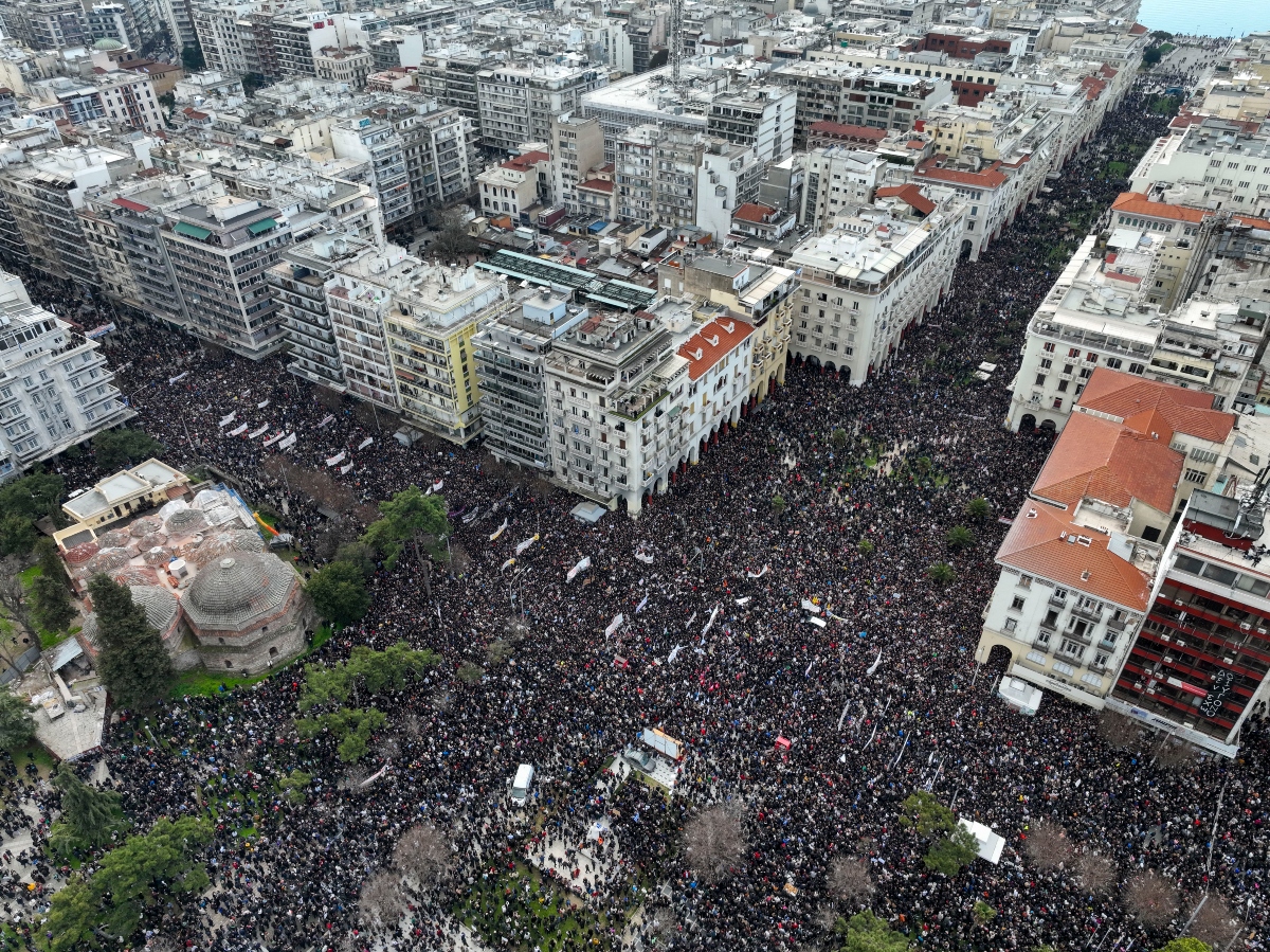 Οι πολιτικοί νοιώθουν την ανάσα του “κόμματος των συγγενών”