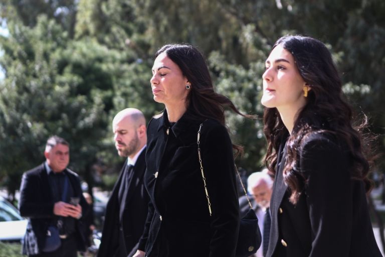 Κηδεία Κούγια: Αυτή την ώρα τo τελευταίο αντίο – Τραγικές φιγούρες τα παιδιά του [vid,pics]