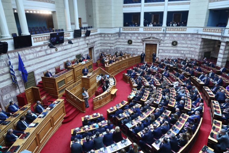 Βουλή: Δείτε [live] την συζήτηση για το δυστύχημα των Τεμπών