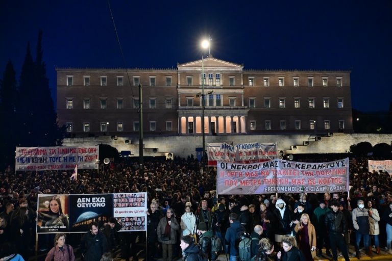 Πλήθος κόσμου στο Σύνταγμα για τα Τέμπη – Νέα συλλαλητήρια σε 14 πόλεις [vid,pics]