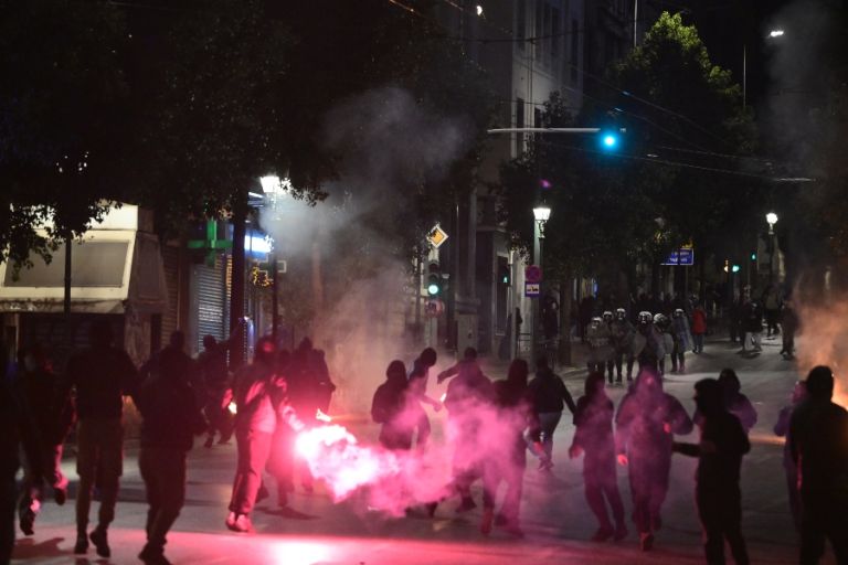 Σοβαρά επεισόδια επί τρεις ώρες στο Σύνταγμα μετά τη συγκέντρωση για τα Τέμπη [vid,pics]