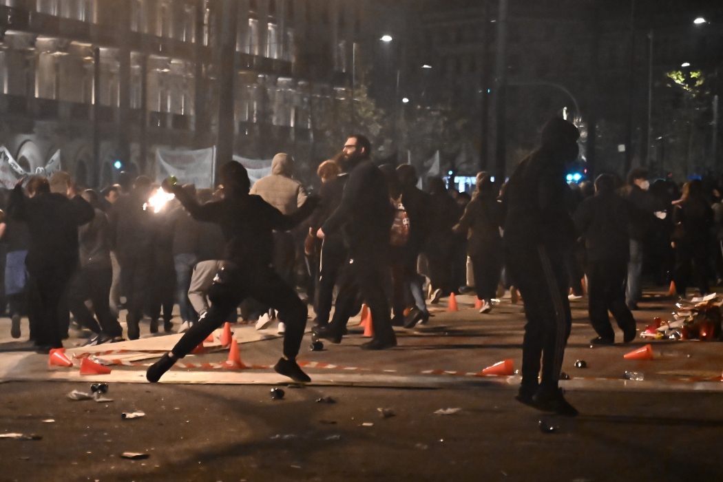 Επεισόδια σε Σύνταγμα και Θεσσαλονίκη μετά τις πορείες για τα Τέμπη
