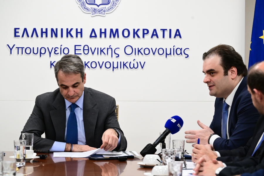 Μητσοτάκης στο υπ. Οικονομικών: Προανήγγειλε νέες μειώσεις φόρων πολύ σύντομα