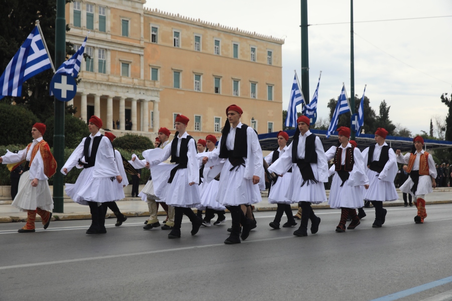 25 Μαρτίου:  Ολοκληρώθηκε η μεγάλη μαθητική παρέλαση στην Αθήνα [vid,pics]