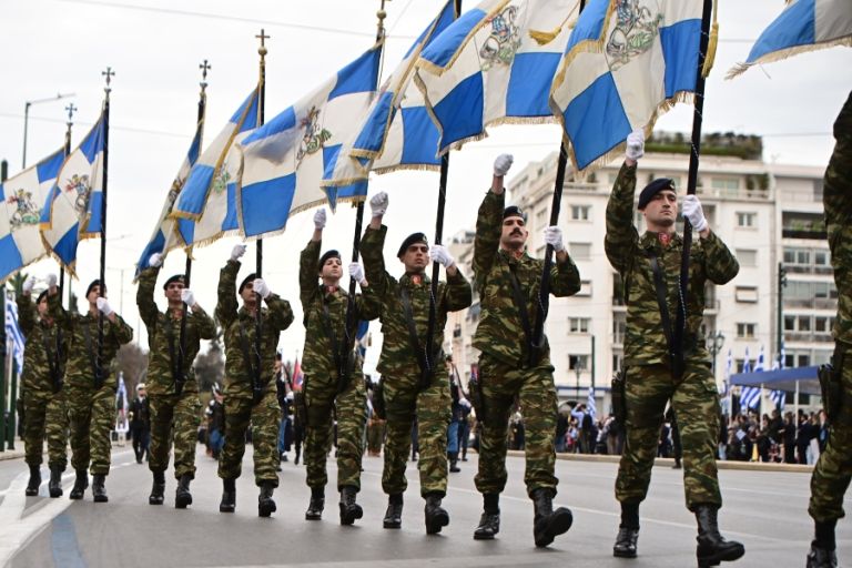 25η Μαρτίου: Ρίγη συγκίνησης και υπερηφάνειας για τη μεγάλη στρατιωτική παρέλαση στο Σύνταγμα [vid,pics]