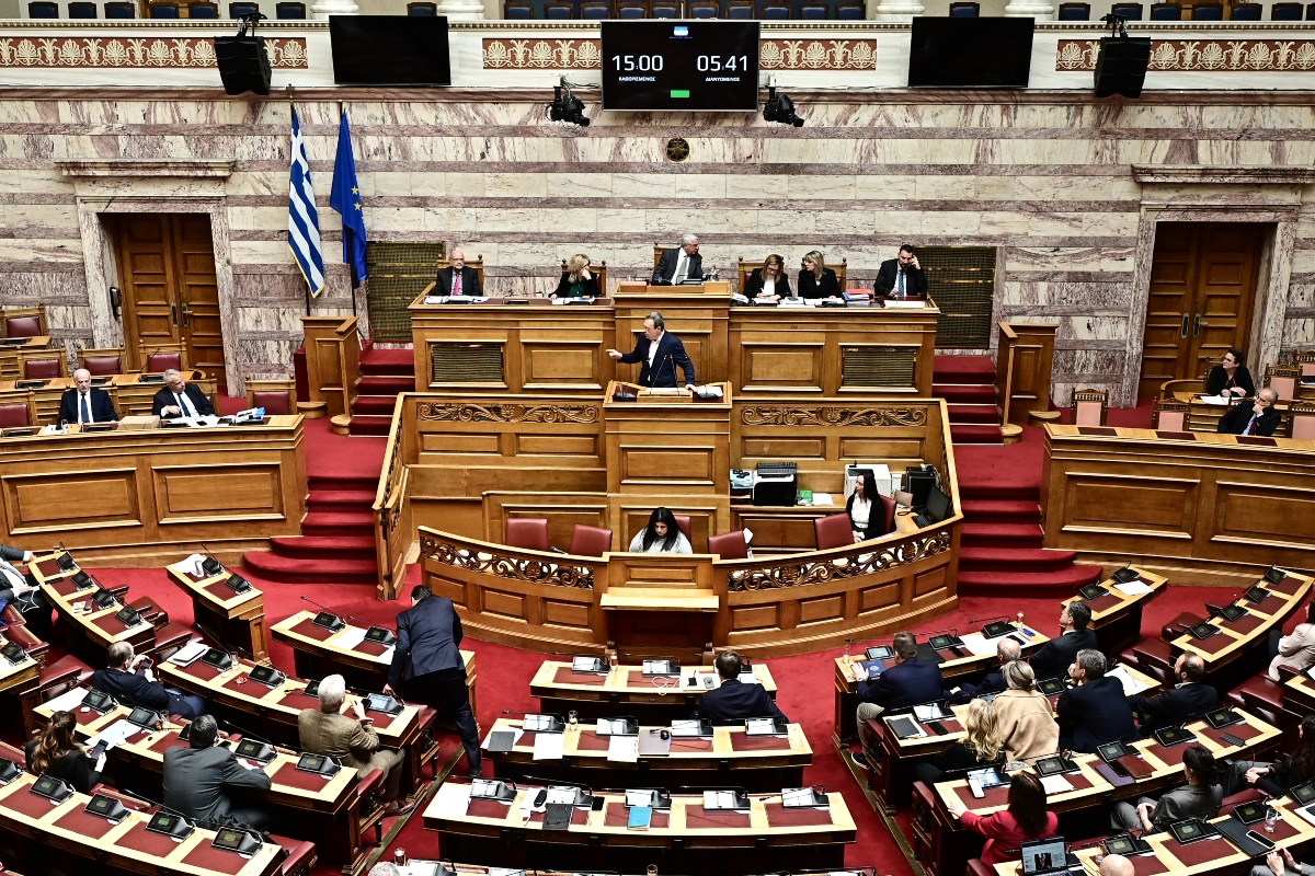 Πολιτικό παράδοξο: Η κυβέρνηση φθείρεται, αλλά η κατάσταση σε ΣΥΡΙΖΑ και ΠΑΣΟΚ είναι χαοτική