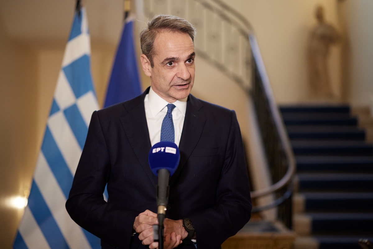 Μητσοτάκης από Παρίσι: Οχι, δεν θα στείλουμε στρατεύματα στην Ουκρανία – Νέες αυξήσεις στους ένστολους