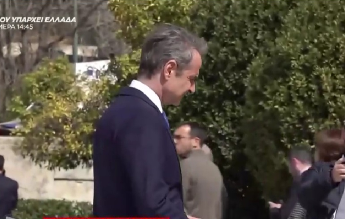 Η υπόκλιση του Κυριάκου Μητσοτάκη στα ονόματα των 57 θυμάτων των Τεμπών [vid]
