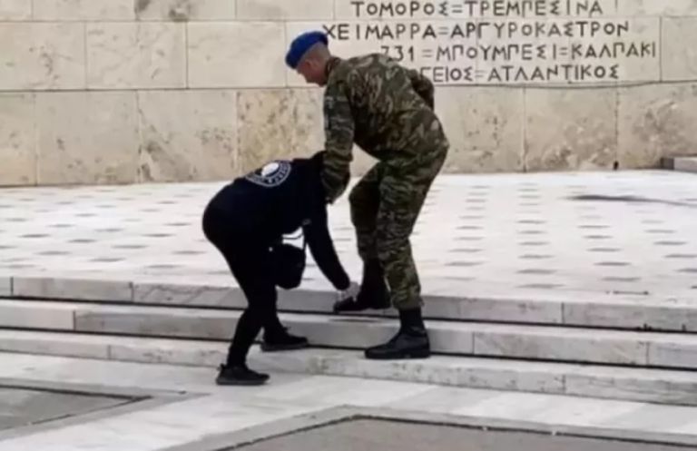 Συνελήφθη καθαρίστρια της Βουλής, γιατί κόλλησε σερβιέτα δίπλα στο Μνημείο του Αγνώστου Στρατιώτη