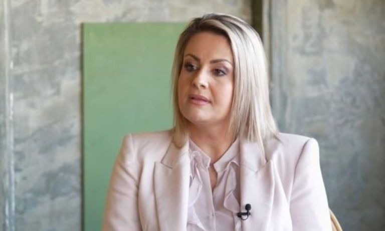 Επική ατάκα της Δημογλίδου: «Μάλωσα την κόρη μου και είπε ότι θα καλέσει το 10201 της ΕΛΑΣ»
