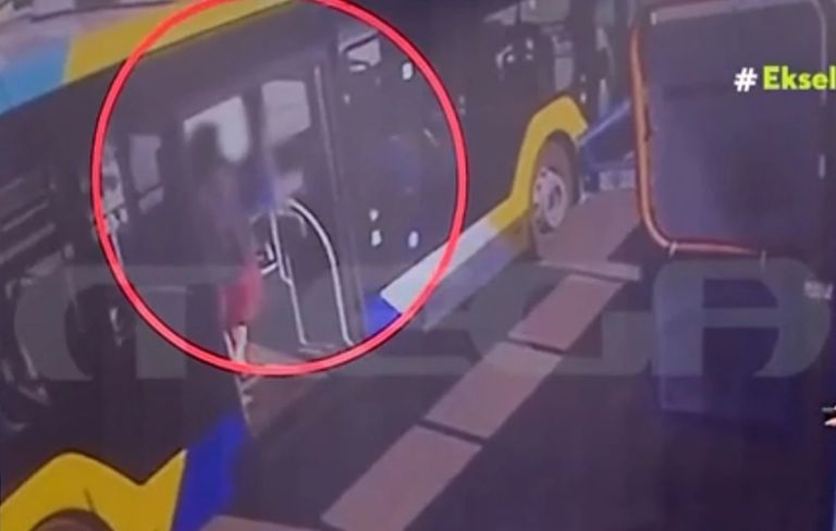 Κορωπί: Καρέ καρέ η επίθεση του 51χρονου με κατσαβίδι σε επιβάτη λεωφορείου – Γνώριμος των Αρχών [vid]