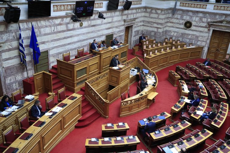 Στα χαρακώματα η αντιπολίτευση στη Βουλή