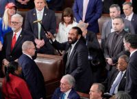 Ομιλία Τραμπ στο Κογκρέσο: Πέταξαν έξω βουλευτή των Δημοκρατικών που αποδοκίμαζε Ομιλία Τραμπ στο Κογκρέσο: Πέταξαν έξω βουλευτή των Δημοκρατικών που αποδοκίμαζε