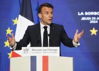 Μακρόν: Η Ουκρανία θα αποφασίσει εάν θέλει ανάπτυξη ειρηνευτικών δυνάμεων στο έδαφός της Μακρόν: Η Ουκρανία θα αποφασίσει εάν θέλει ανάπτυξη ειρηνευτικών δυνάμεων στο έδαφός της