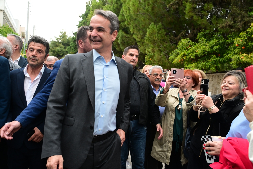 Συνάντηση Μητσοτάκη με πολίτες στην Αγία Βαρβάρα:”Συνεχίζουμε δυνατά,πάμε τη χώρα μπροστά,παρά τις δυσκολίες”