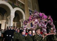 Μεγάλη Παρασκευή: Πλήθος κόσμου στην περιφορά των Επιταφίων ανά την Ελλάδα [vid,pics]