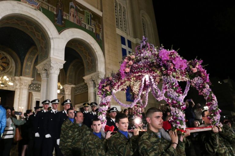 Μεγάλη Παρασκευή: Πλήθος κόσμου στην περιφορά των Επιταφίων ανά την Ελλάδα [vid,pics]