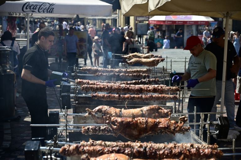 Πάσχα: “Φωτιά” πήραν σούβλες και σχάρες από το πρωί της Κυριακής [vid,pics]