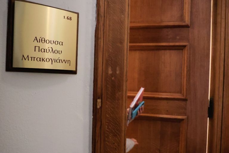 Απόπειρα φωτογράφισης της δικογραφίας για τα Τέμπη από βουλευτές της αντιπολίτευσης